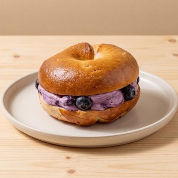 เบเกิลบลูเบอร์รีครีมชีส (Blueberry Cream Cheese Bagel) – OVEN Bakery Bangkok