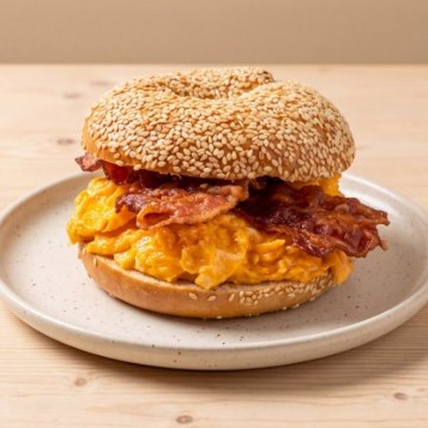 เบเกิลไข่ข้นเบคอน (Creamy Scrambled Egg & Bacon Bagel) – OVEN Bakery Bangkok