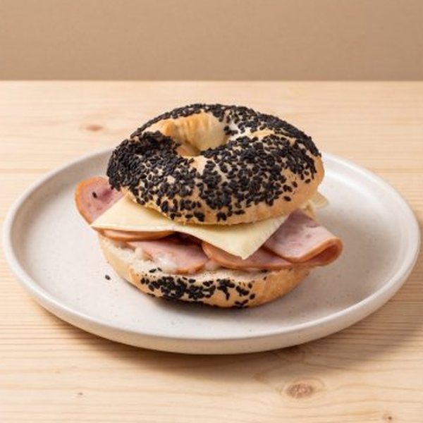 เบเกิลแฮมชีส (Ham & Cheese Bagel) – OVEN Bakery Bangkok