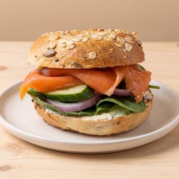 เบเกิลสโมคแซลมอนครีมชีส (Smoked Salmon & Cream Cheese Bagel) – OVEN Bakery Bangkok