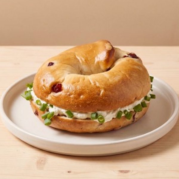 เบเกิลหัวหอมซาวครีม (Sour Cream & Onion Bagel) – OVEN Bakery Bangkok