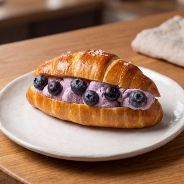 ชิโอะบลูเบอร์รีครีมสด (Blueberry Fresh Cream Shio Pan) – OVEN Bakery Bangkok