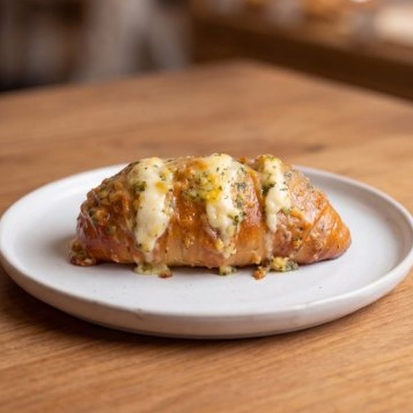 ชิโอะเนยกระเทียมครีมชีส (Garlic Butter Cream Cheese Shio Pan) – OVEN Bakery Bangkok