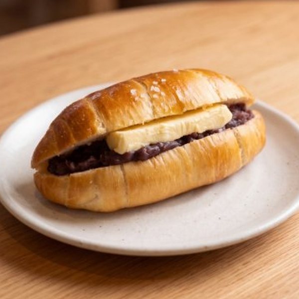 ชิโอะเนยถั่วแดง (Red Bean Butter Shio Pan) – OVEN Bakery Bangkok
