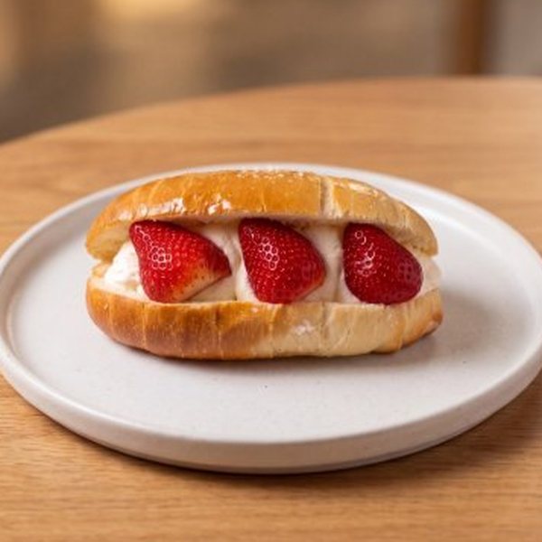ชิโอะสตรอเบอร์รีครีมสด (Strawberry Fresh Cream Shio Pan) – OVEN Bakery Bangkok